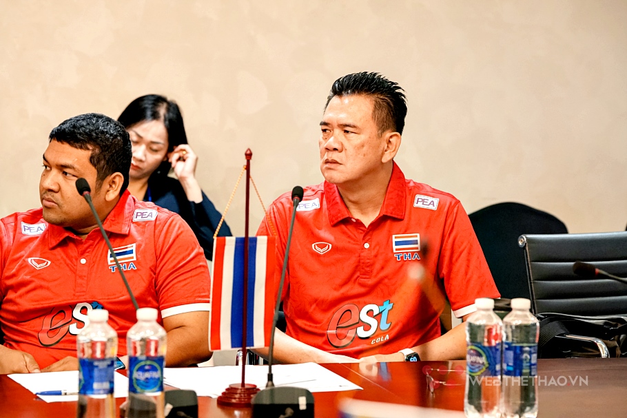 HLV tuyển bóng chuyền nữ Thái Lan: 