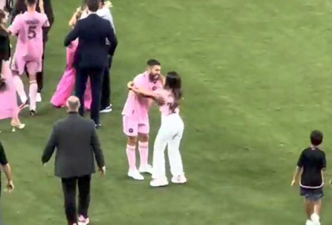 Vợ Messi suýt hôn cầu thủ khác của Inter Miami vì... nhẫm lẫn