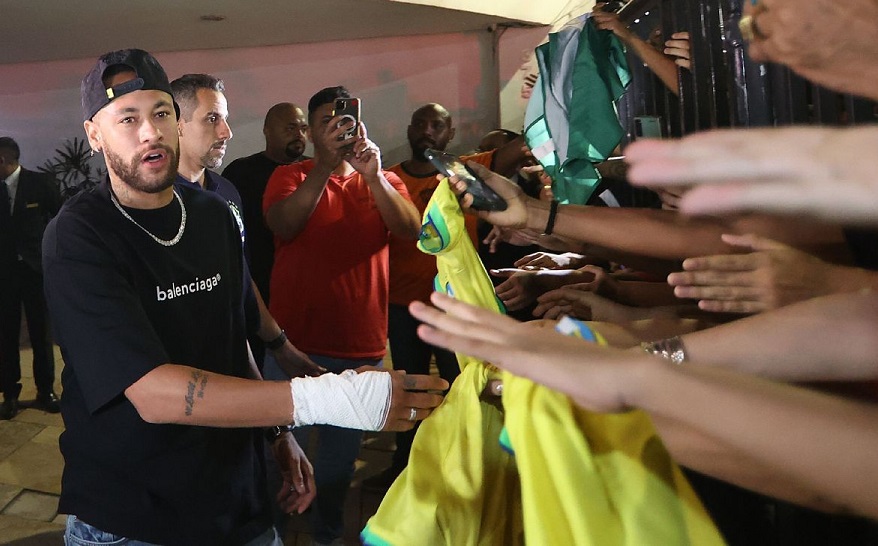Fan Neymar đi gần 3 ngày, viết lá thư dài 6 mét và bán vé số để gặp thần tượng