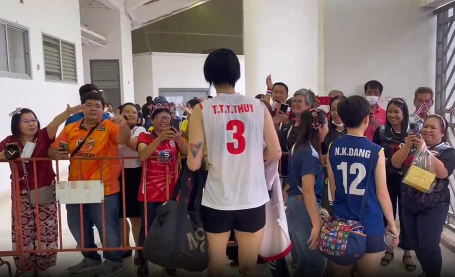 CĐV Thái Lan động viên tuyển bóng chuyền nữ Việt Nam sau trận thua Nhật Bản