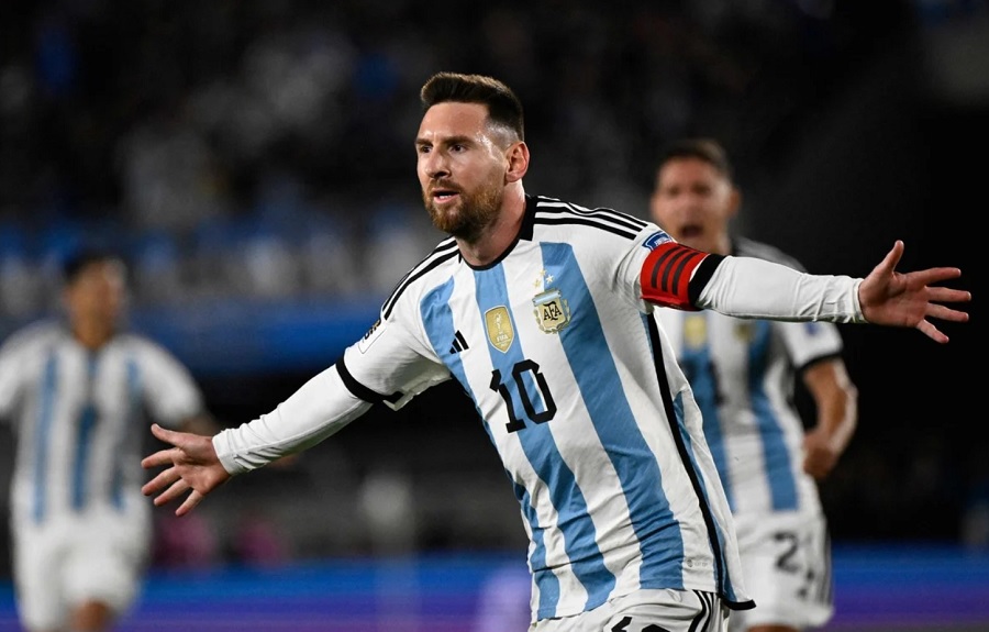 Cận cảnh bàn thắng bằng đá phạt ngoạn mục của Messi cho Argentina
