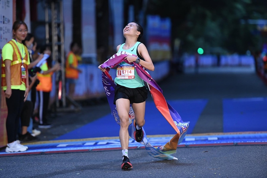 “Ớt tiêu” Lê Thị Tuyết xếp trên hàng loạt VĐV nam, gây ấn tượng mạnh ở giải marathon quốc tế di sản Hà Nội