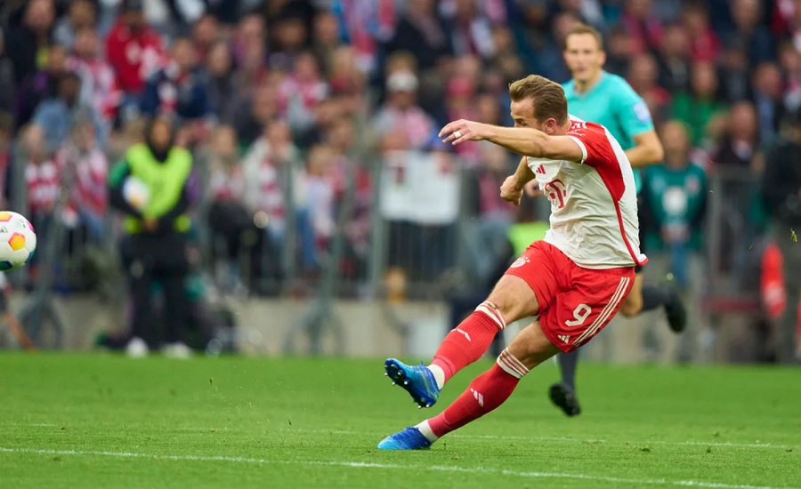 Harry Kane ghi bàn... từ giữa sân và lập hat-trick cho Bayern