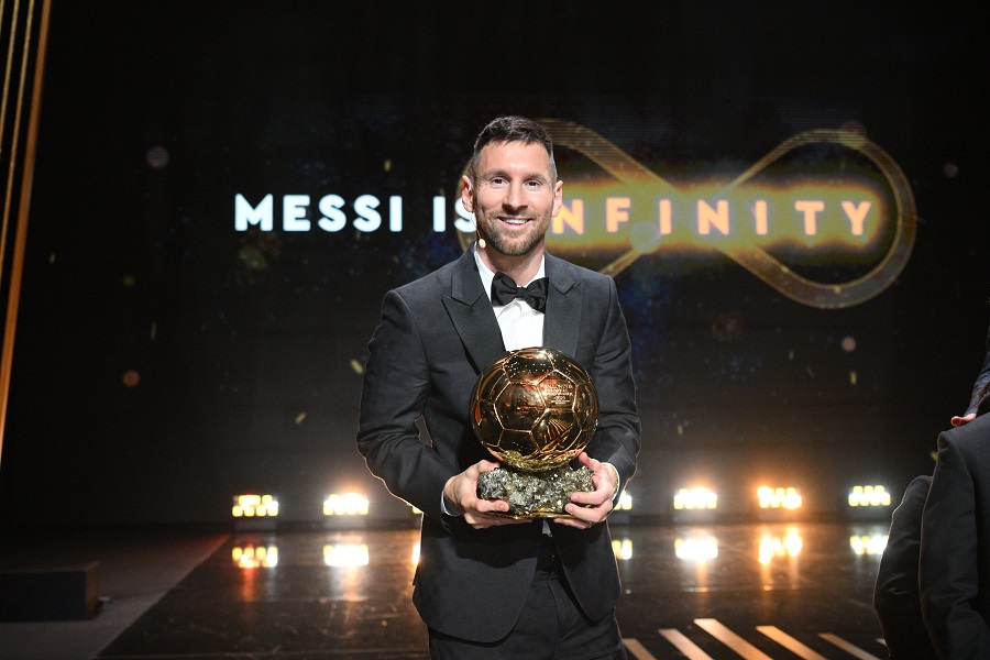Messi lần thứ 8 đoạt Quả bóng vàng, bỏ xa Ronaldo