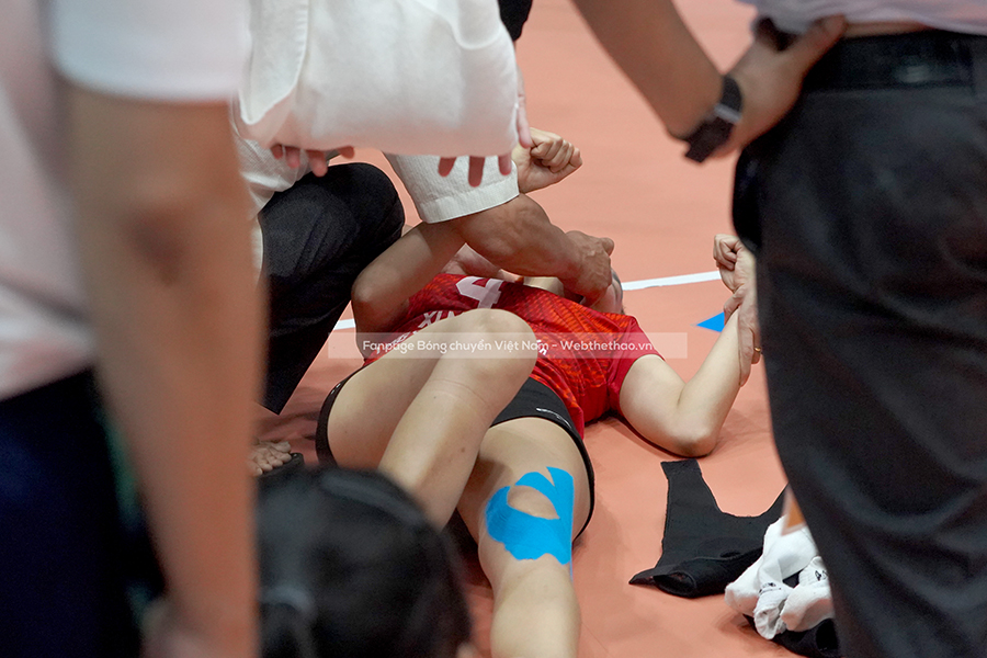 VĐV rời sân bằng xe cấp cứu sau khi bóng chuyền nữ Thanh Hóa trụ hạng