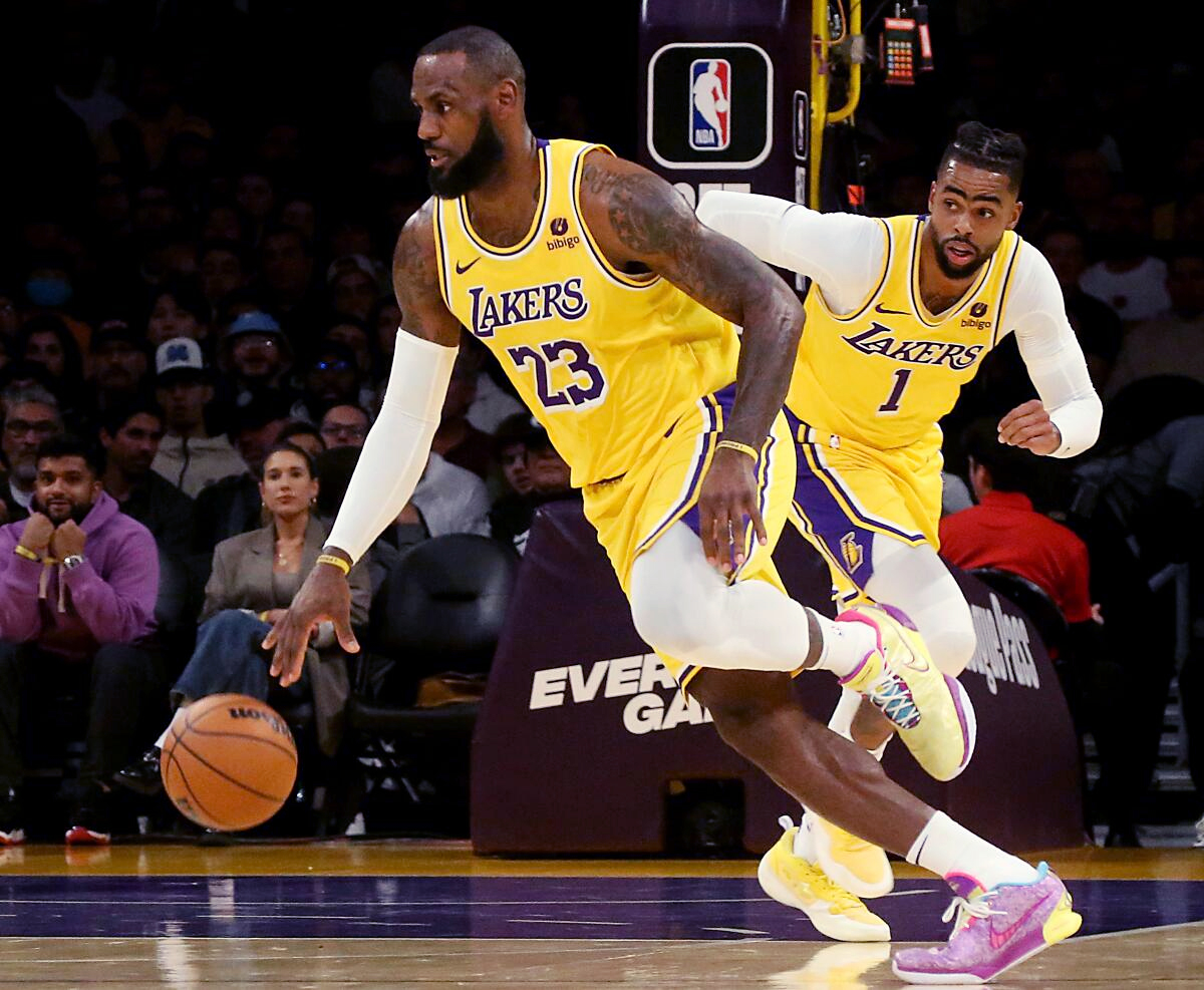 LeBron James lập triple-double lịch sử cùng nhiều cột mốc mới, Lakers vẫn  đứt mạch bất bại