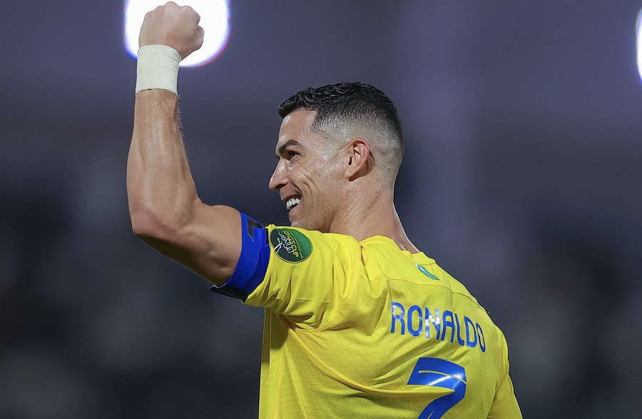 Ronaldo ghi bàn thắng tuyệt vời và làm nên lịch sử một lần nữa ở tuổi 38