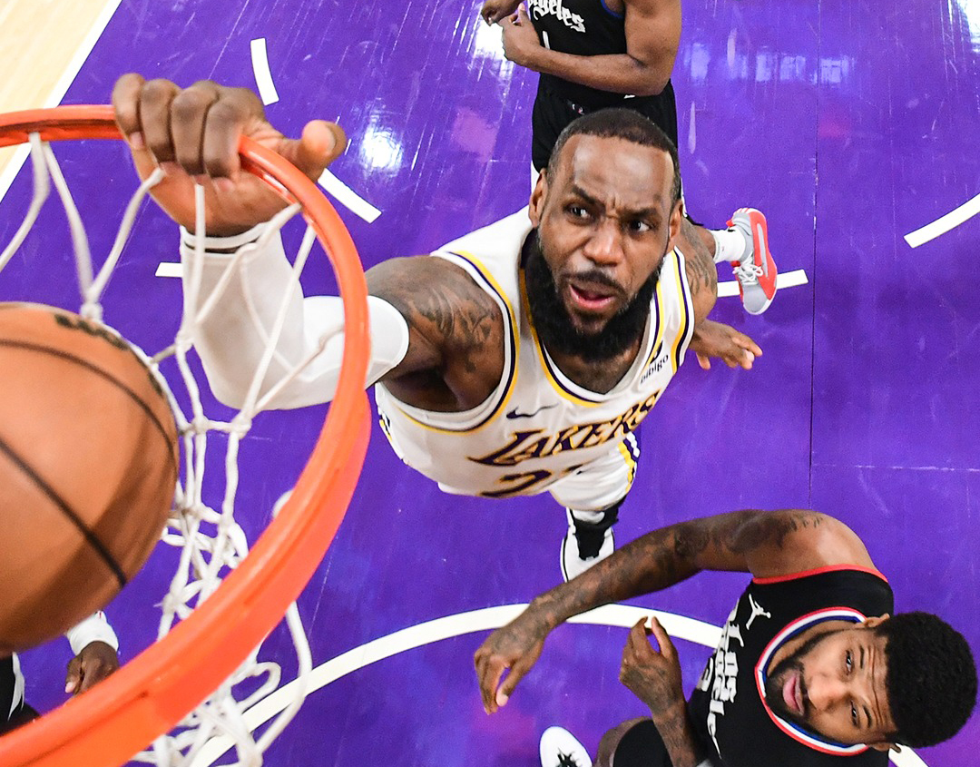 LeBron James úp rổ tuyệt đẹp trên đầu Paul George, Lakers đánh bại Clippers lần thứ hai