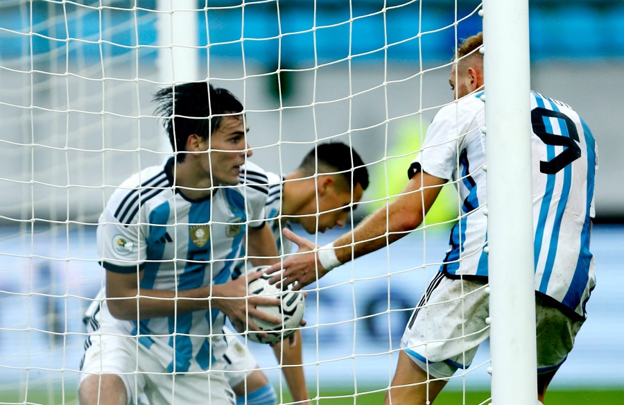 Argentina thoát thua sau cơn mưa bàn thắng ở vòng loại Olympic