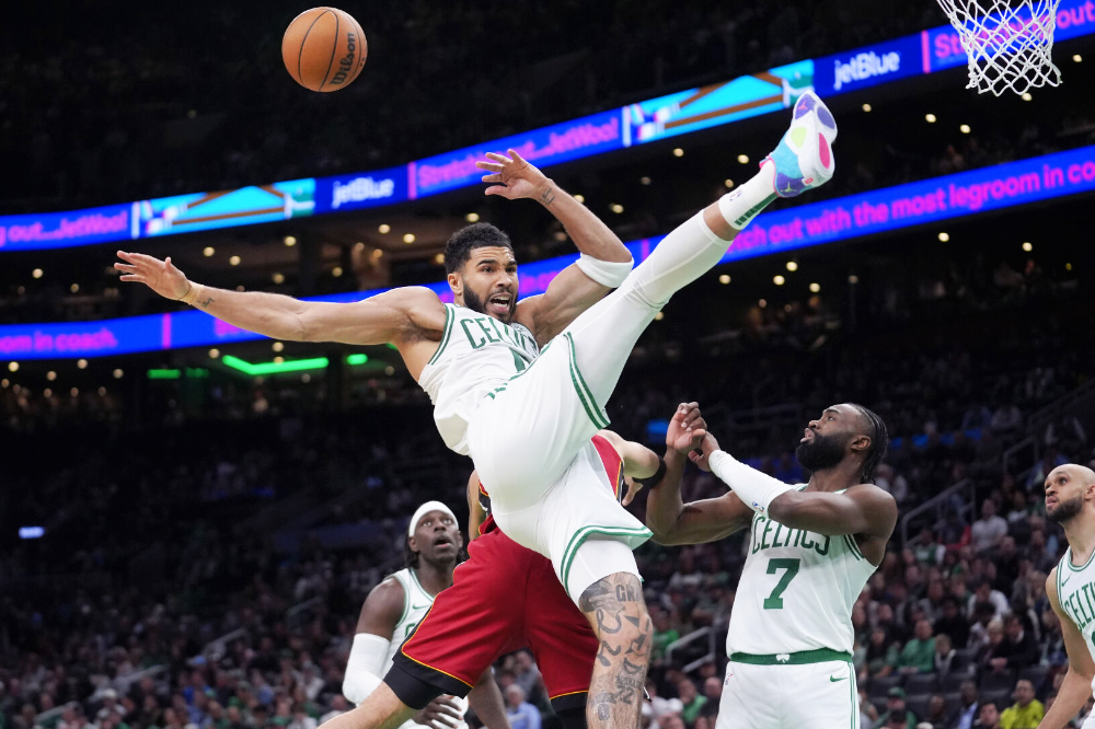 Jayson Tatum té ngã nguy hiểm, suýt phá hỏng chiến thắng mở đầu Playoffs của Boston Celtics