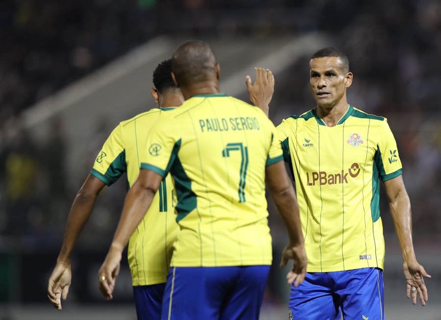 Rivaldo làm nền cho những ngôi sao “lạ” Brazil tỏa sáng trước Việt Nam