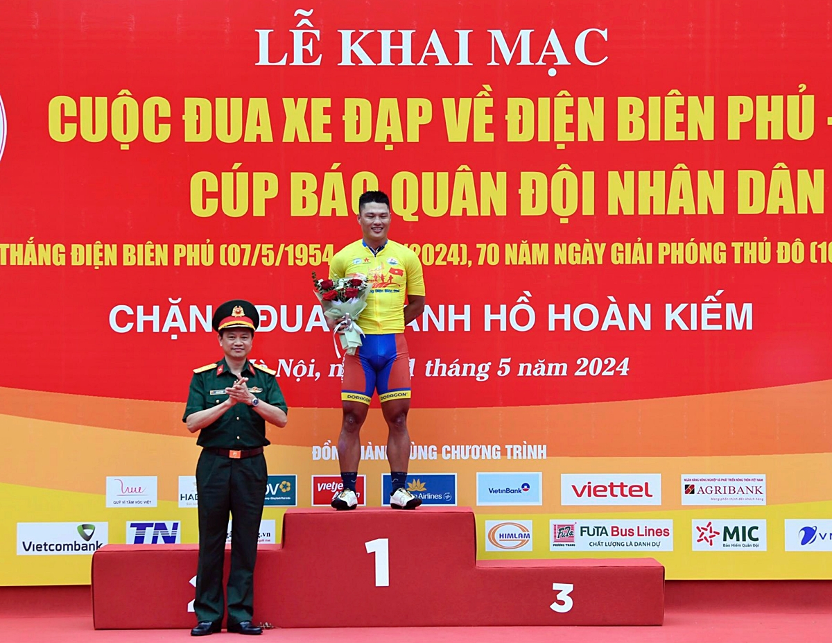 Trần Tuấn Kiệt tỏa sáng giành liền hai áo ở chặng 1 giải đua xe đạp về Điện Biên Phủ năm 2024