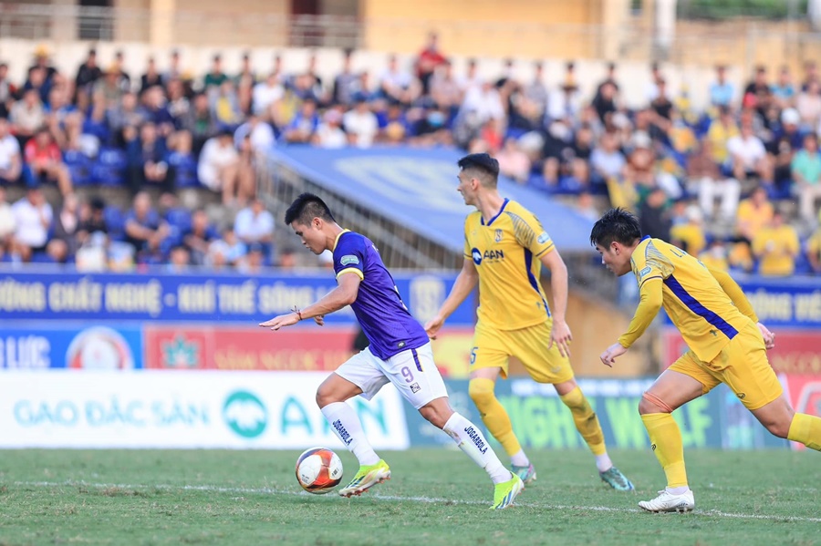 Bị SLNA chia điểm, CLB Hà Nội “tung cờ trắng” đua vô địch V.League