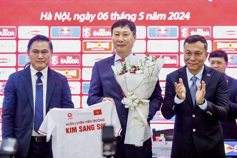HLV Kim Sang Sik: “Triết lý của tôi là chiến thắng, bóng đá Việt Nam có thể tạo kỳ tích