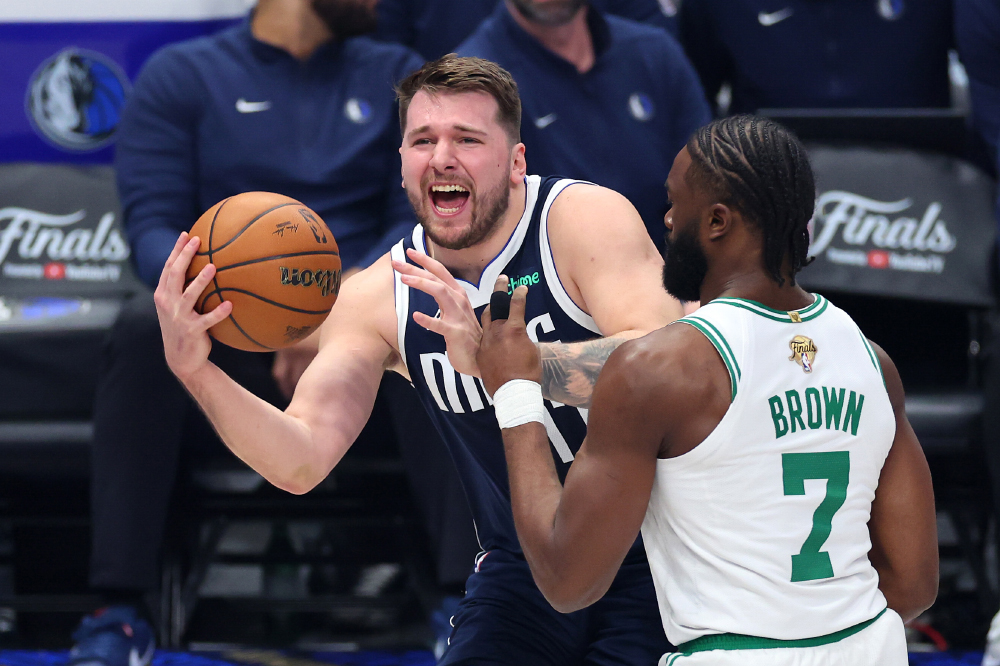 Luka Doncic bị đuổi hiệp 4, Boston Celtics chạm một tay vào cúp vô địch NBA 2024