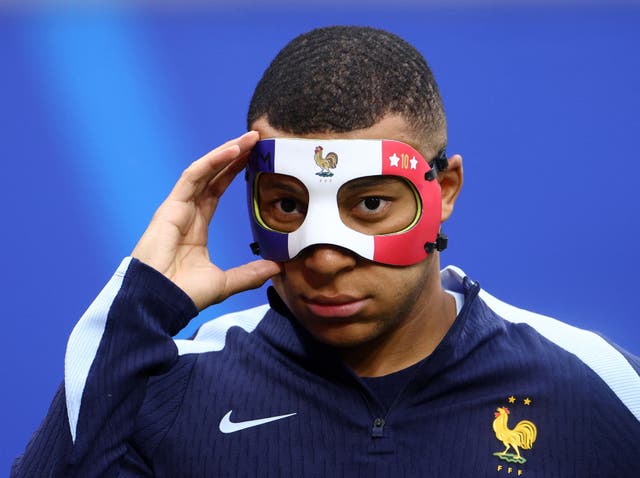 Mbappe không được đeo mặt nạ quốc kỳ Pháp ra sân gặp Hà Lan?