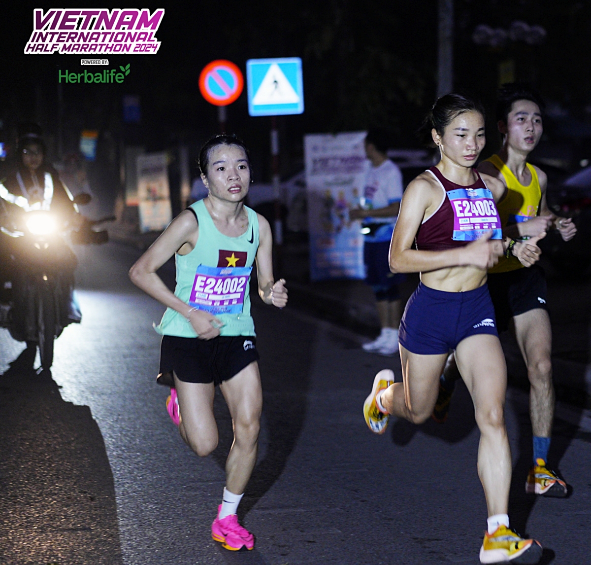 Đợi kỷ lục từ cuộc đua đỉnh cao Oanh - Tuyết trên đường chạy Vietnam International Half Marathon 2025 powered by Herbalife