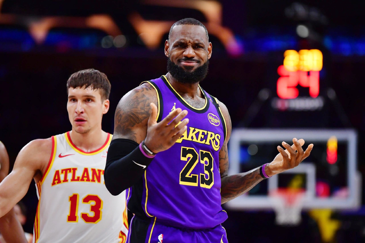 Cán cột mốc đặc biệt, LeBron James phá kỷ lục NBA tồn tại hơn 2 thập kỷ của huyền thoại Michael Jordan