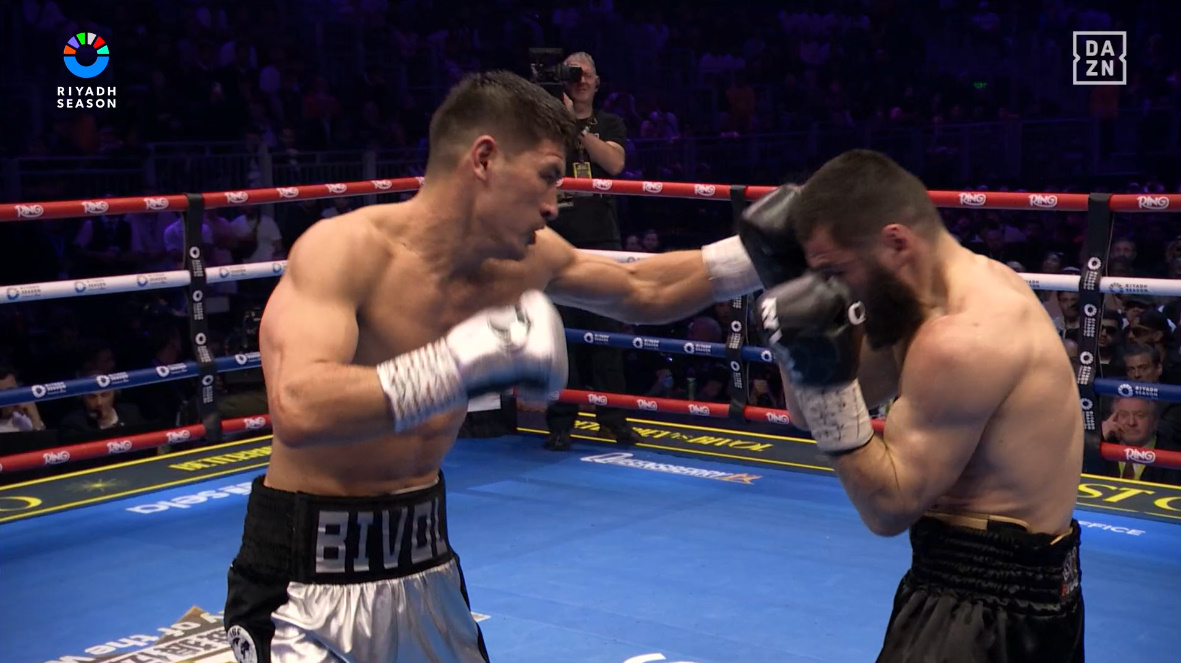 Dmitry Bivol lật ngược thế cờ, đánh bại Artur Beterbiev ở 