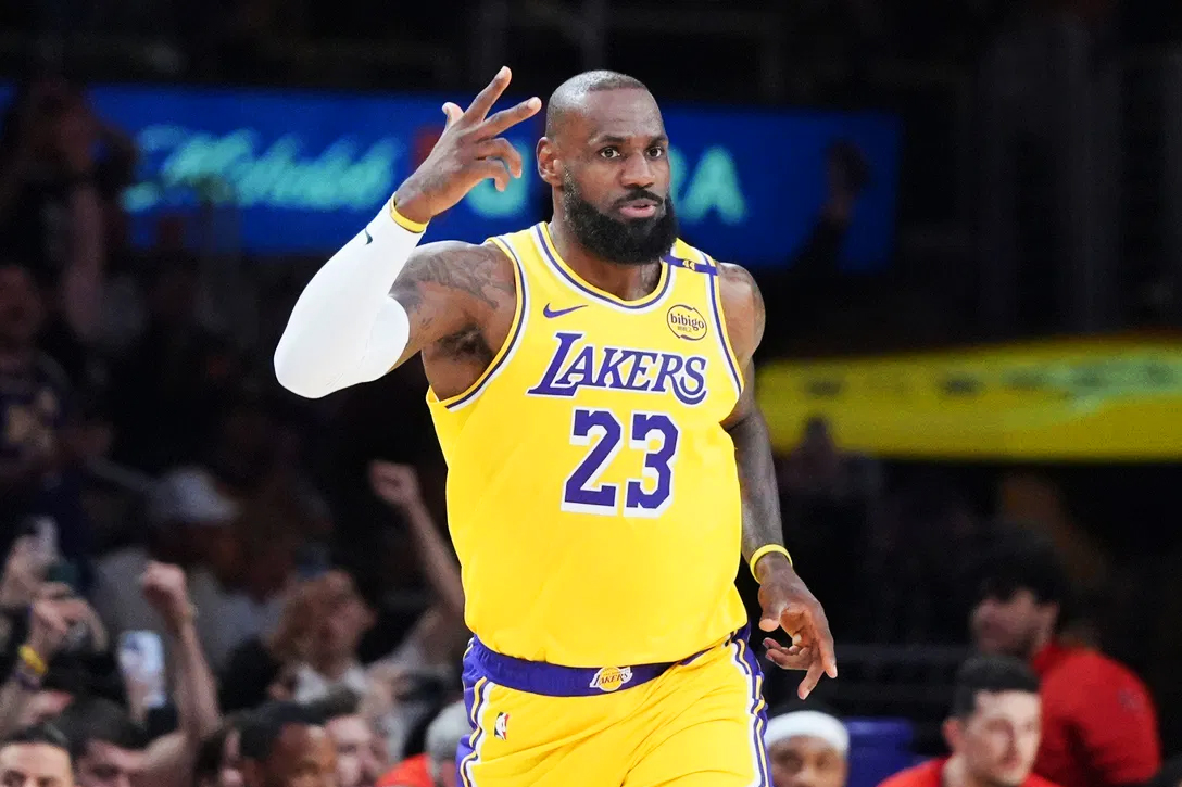 LeBron James trở thành cầu thủ đầu tiên trong lịch sử NBA cán mốc 50.000 điểm