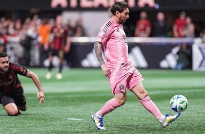 Messi còn kém Ronaldo bao xa trong cuộc đua ghi 1.000 bàn thắng?