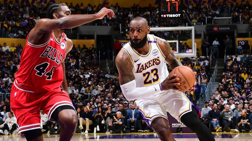 LeBron James tái xuất... chỉ để cùng Los Angeles Lakers thua đậm 31 điểm trên sân nhà