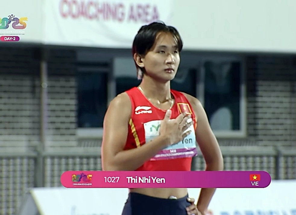 Trần Thị Nhi Yến nhận thưởng nóng cho tấm HCĐ 100m nữ Vô địch điền kinh châu Á