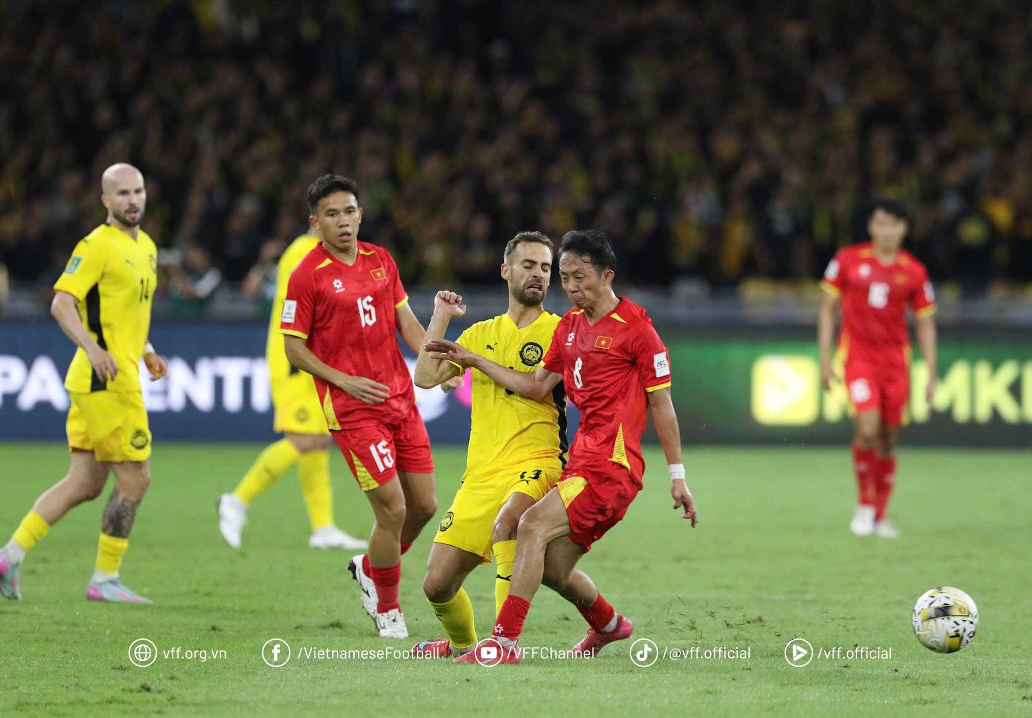 Tuyển Việt Nam tụt 4 hạng, Thái Lan bị đánh bật Top 100 FIFA
