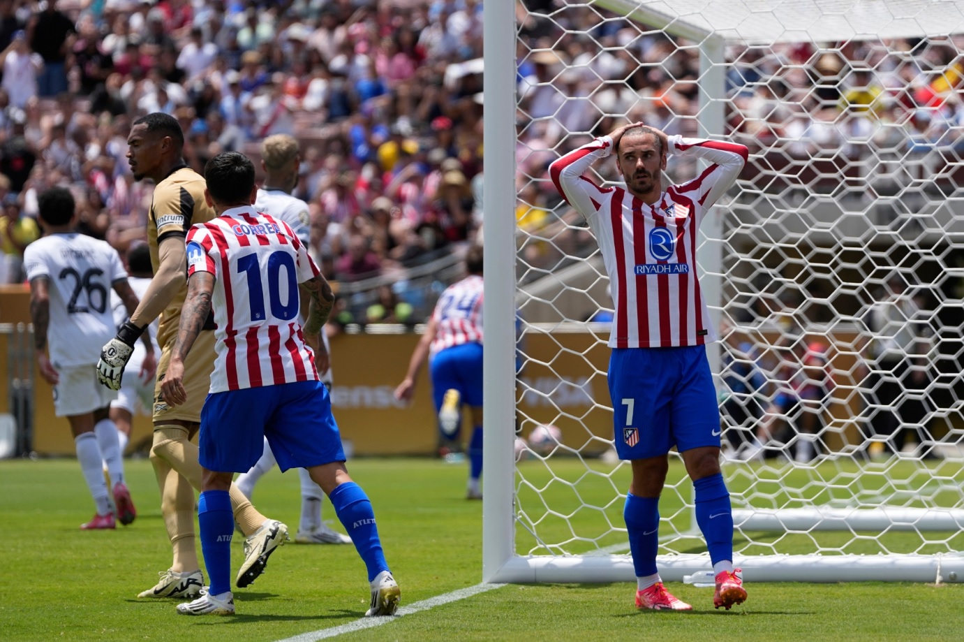 Bi kịch Atletico Madrid: Thắng ở phút 87 vẫn bị loại đau đớn