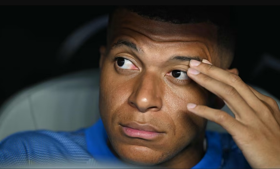 Hé lộ nguyên nhân khiến Kylian Mbappe nhập viện và sụt 6 kg