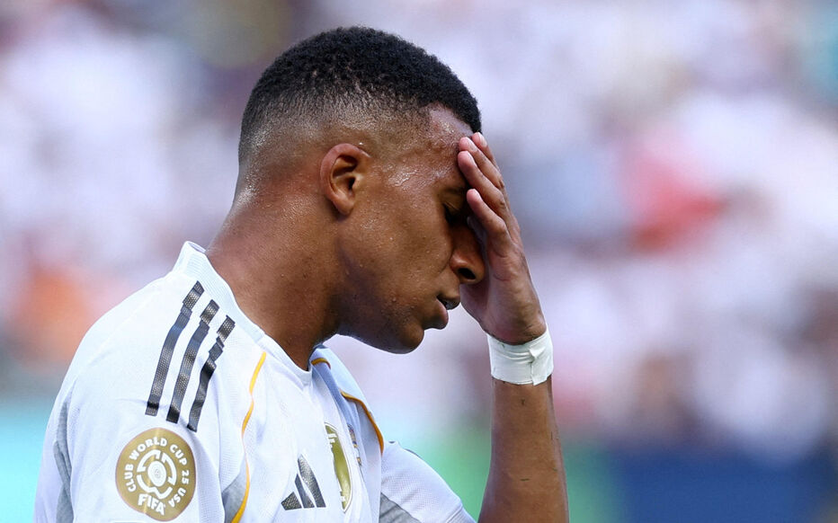 Cuộc hội ngộ khó khăn của Mbappe với PSG qua hình ảnh