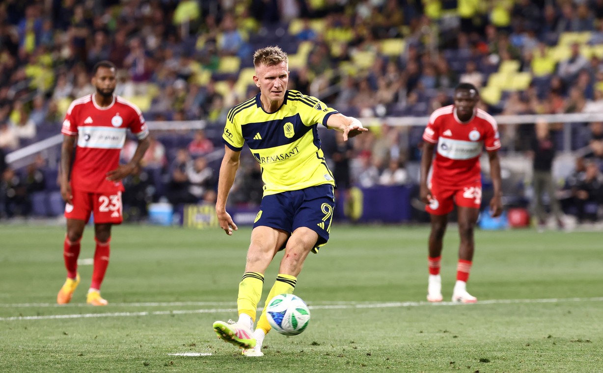 Câu chuyện về tiền đạo người Anh vô danh đang cạnh tranh ghi bàn với Messi ở MLS