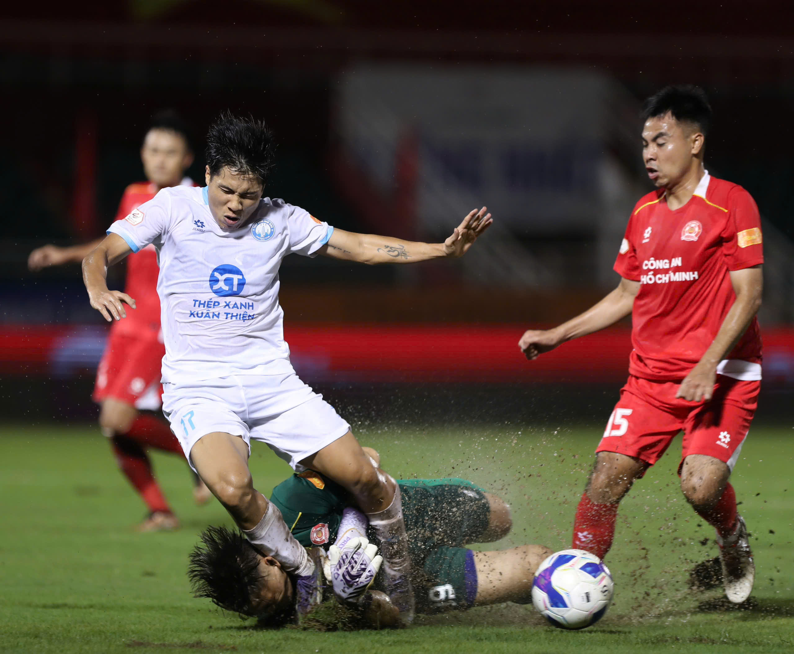 Tình cảnh trái ngược của CAHN và Nam Định trước Cúp C2 châu Á