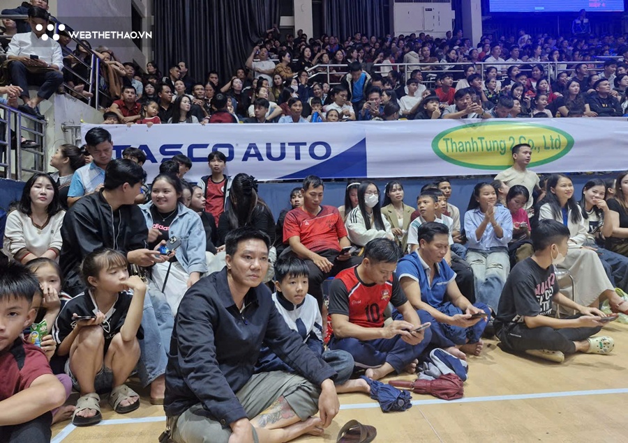 “Vỡ sân” bóng chuyền ở Hà Tĩnh: Khán giả chen kín, ngồi tràn đường pitch