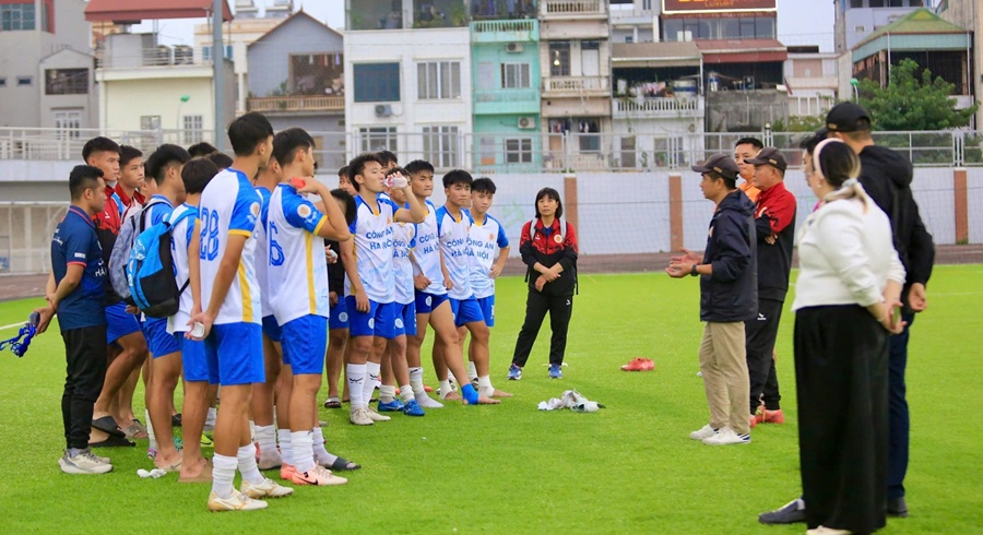 HLV Trẻ CAHN bị phạt nguội vì lăng mạ trọng tài