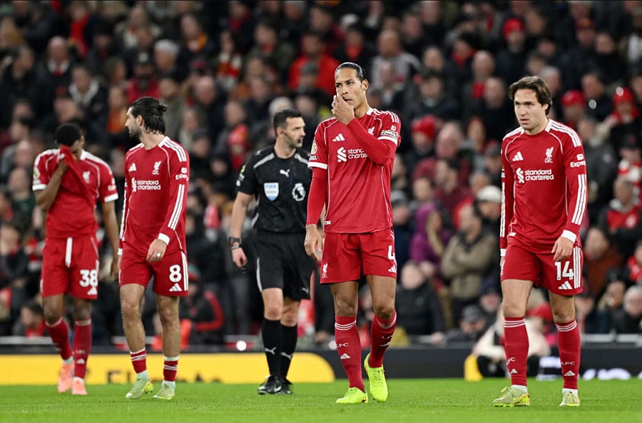 Liverpool gia nhập danh sách các đội đương kim vô địch khởi đầu tồi tệ nhất lịch sử