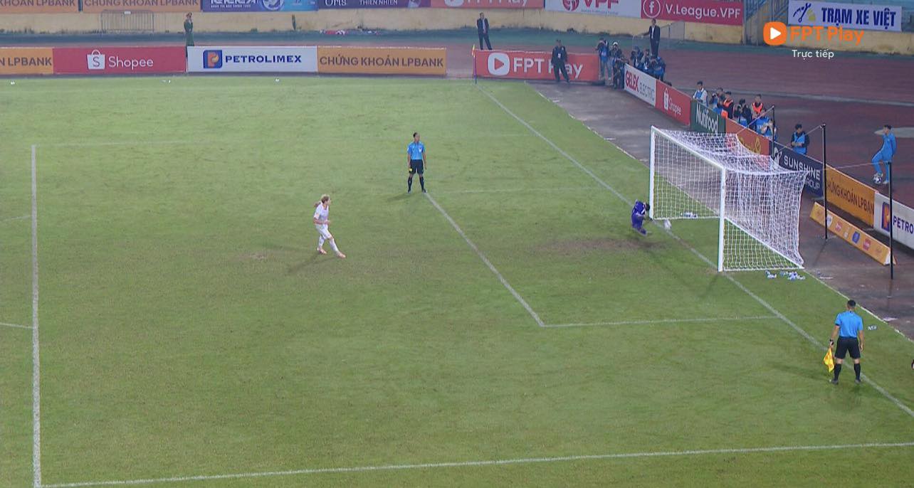 Trọng tài Lê Vũ Linh “khổ sở” ở trận CAHN vs Thể Công Viettel