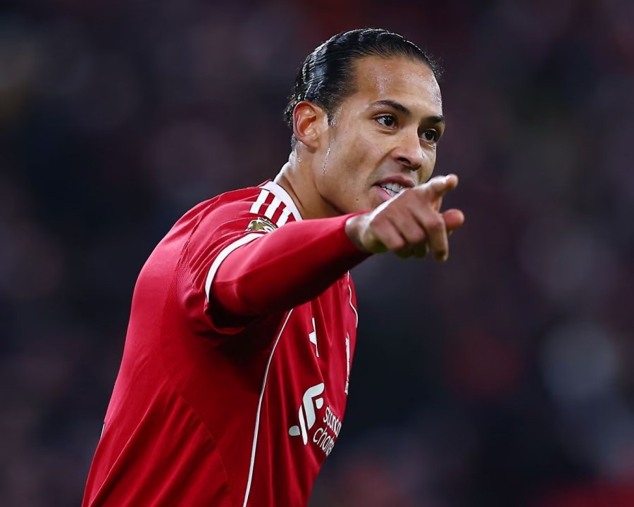 Van Dijk quát mắng đồng đội, Liverpool càng thêm... loạn