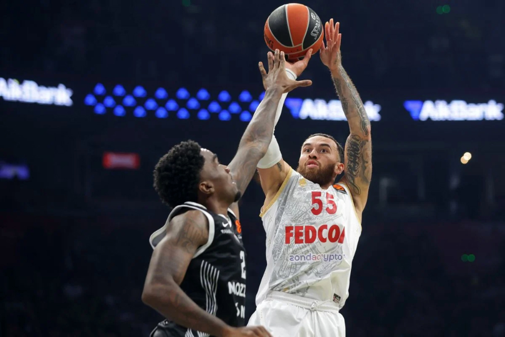 Cựu cầu thủ NBA 