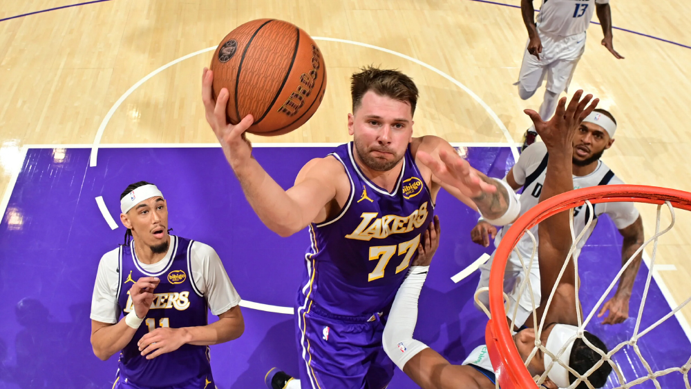 Sự cố hy hữu tại NBA Cup: Sân đấu Lakers bị cấm sử dụng ngay trước giờ G vì quá trơn