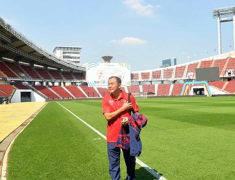 Sân Rajamangala nơi U22 Việt Nam và U22 Thái Lan thi đấu phải đi... mượn đèn chiếu sáng