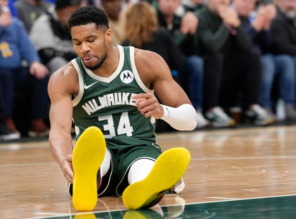 Vừa rộ tin đồn chuyển nhượng, Giannis Antetokounmpo lại dính chấn thương bắp chân phải