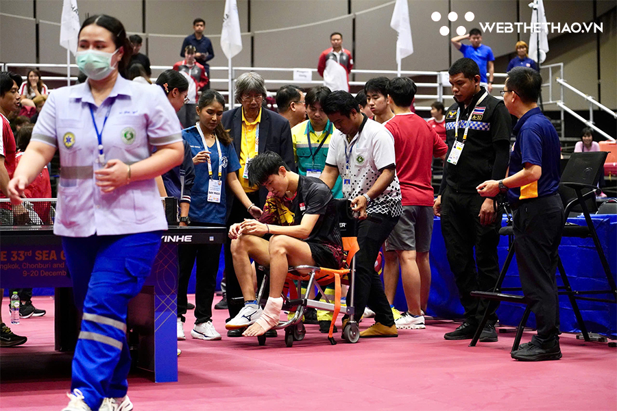 Biến cố chấn thương của Josh Chua l&agrave;m gi&aacute;n đoạn chung kết b&oacute;ng b&agrave;n SEA Games Việt Nam &ndash; Singapore