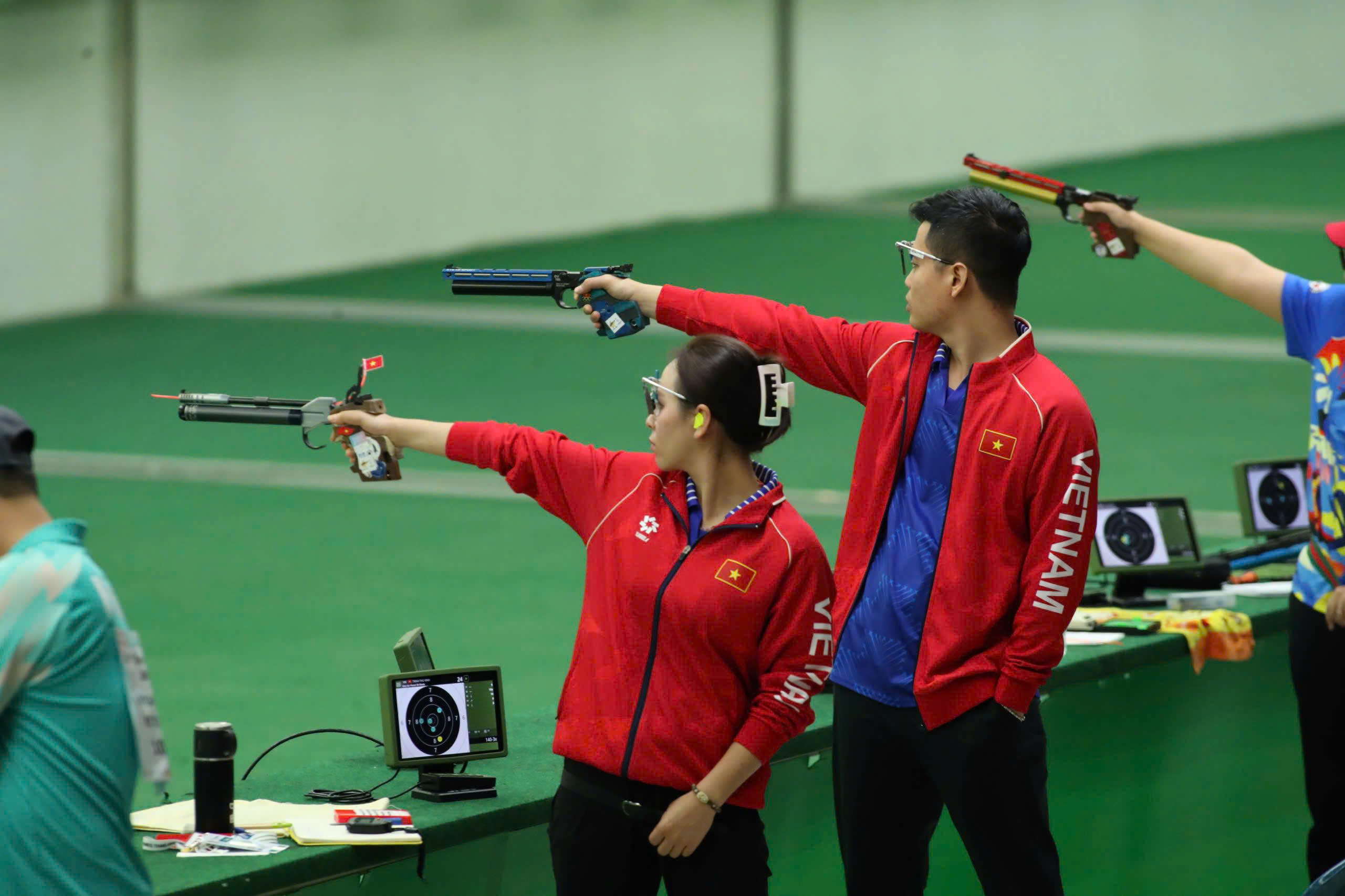 Trực tiếp SEA Games 33 s&aacute;ng ng&agrave;y 15/12:  Thu Vinh - Quang Huy gi&agrave;nh HCB bắn s&uacute;ng