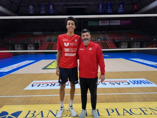 Tuyển thủ người Ph&aacute;p Daniel Iyegbedeko tập luyện c&ugrave;ng Biancorossi