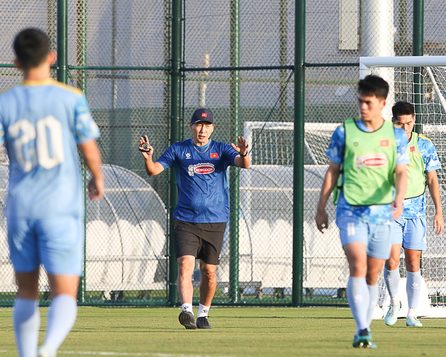 HLV Kim Sang Sik &ldquo;m&agrave;i sắc&rdquo; kh&acirc;u dứt điểm cho U23 Việt Nam