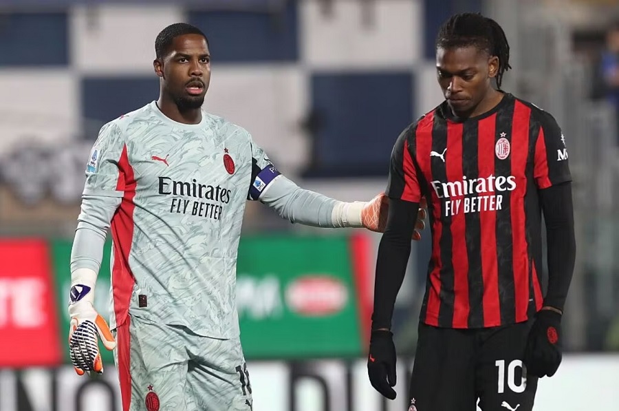 Vụ đ&aacute; phạt đền tại AC Milan: Leao cầm b&oacute;ng, nhưng Nkunku lại được lựa chọn
