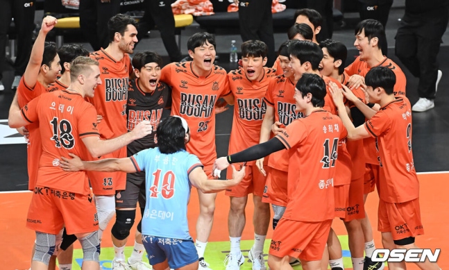 &ldquo;Đ&aacute;nh bại g&atilde; khổng lồ&rdquo; Savings Bank tạo n&ecirc;n m&agrave;n lội ngược d&ograve;ng b&ugrave;ng nổ 158 ph&uacute;t trước biển người Busan