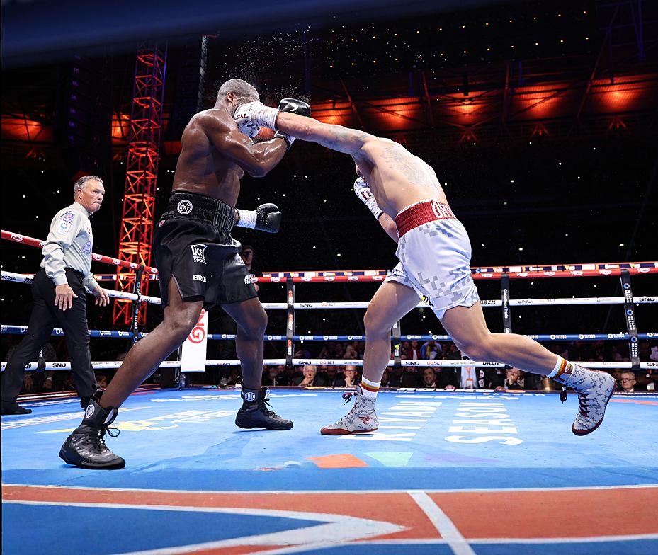 Nh&agrave; v&ocirc; địch tuyệt đối boxing hạng nặng thế giới Oleksandr Usyk nhận giải 