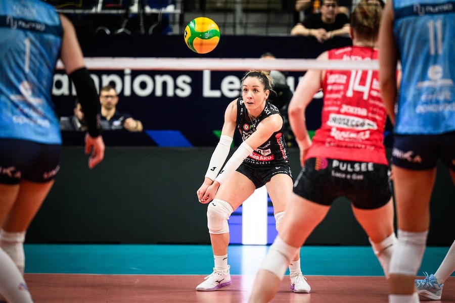 Huyền thoại libero De Gennaro tiếp tục thi đấu th&ecirc;m &iacute;t nhất một m&ugrave;a giải